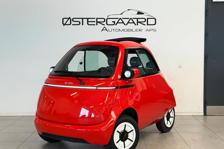 Rød Micro Microlino fra 2025 set udefra