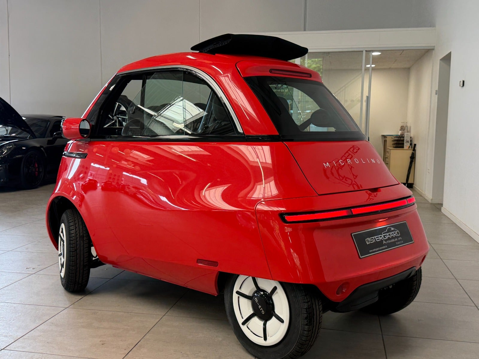 Rød Micro Microlino fra 2025 set udefra