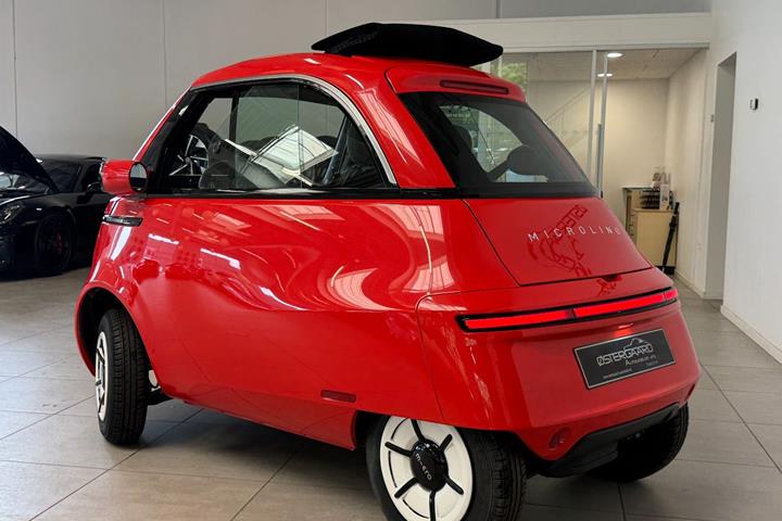 Rød Micro Microlino fra 2025 set udefra