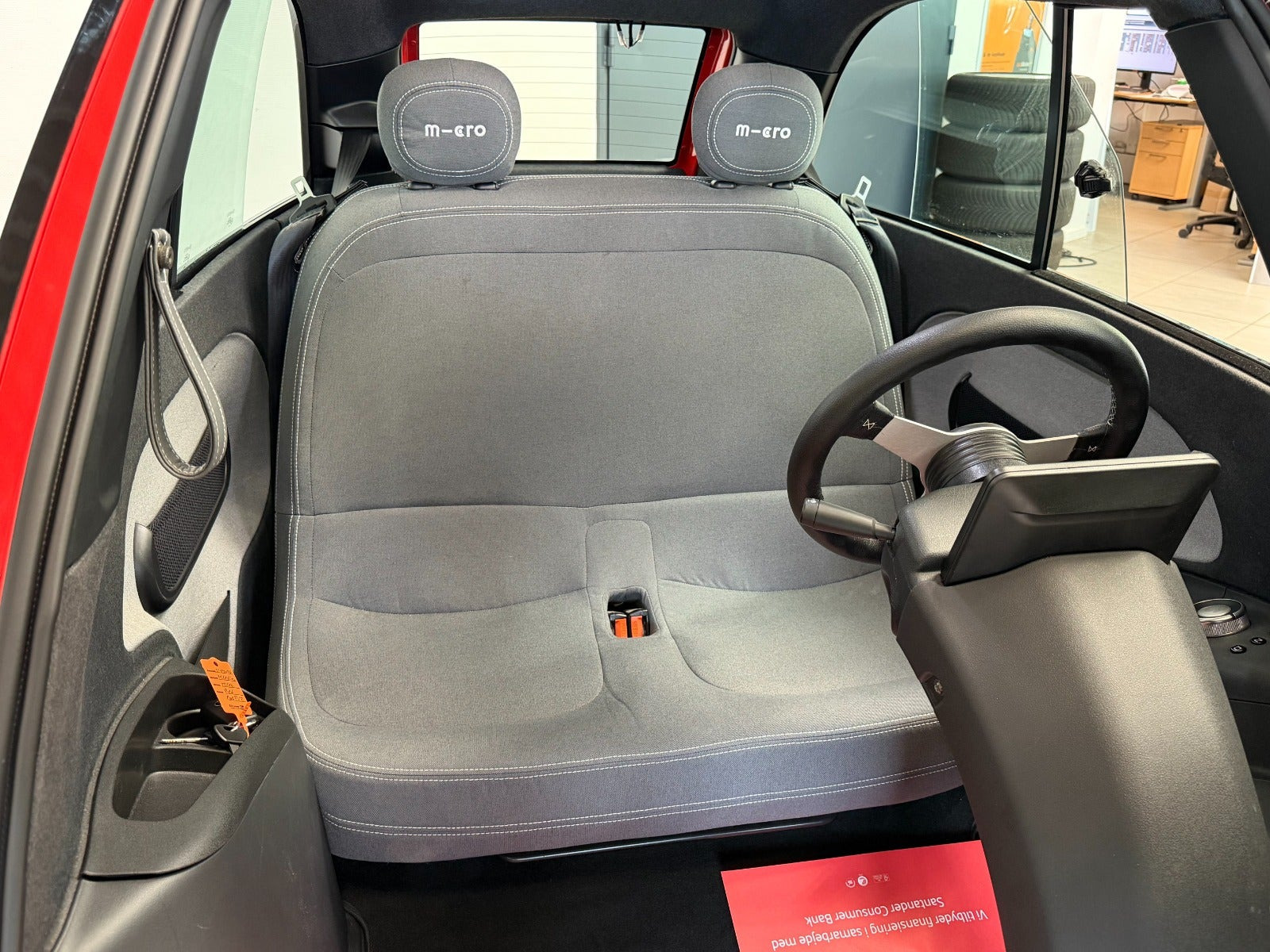 Rød Micro Microlino fra 2025 set indefra