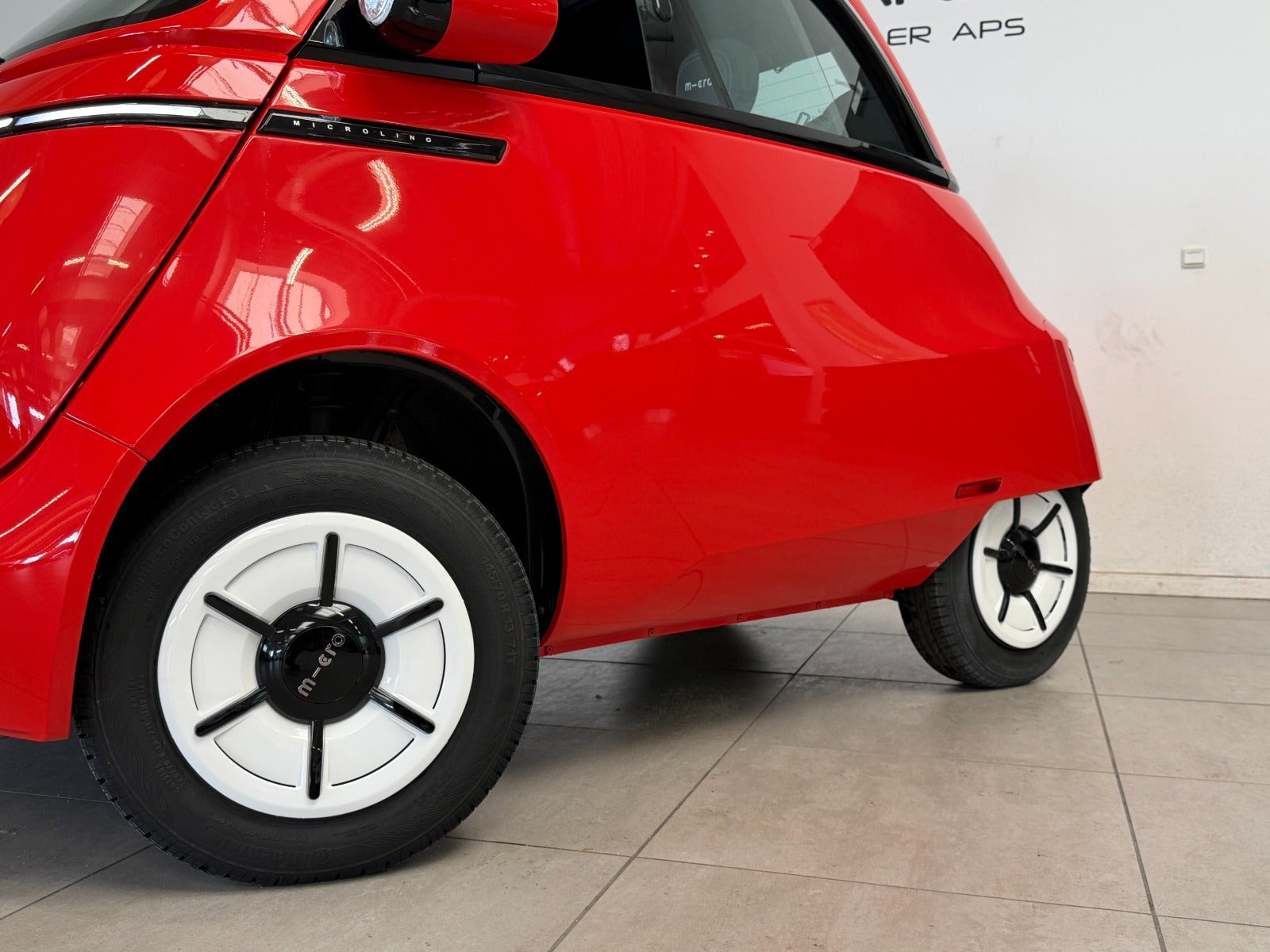 Rød Micro Microlino fra 2025 set udefra