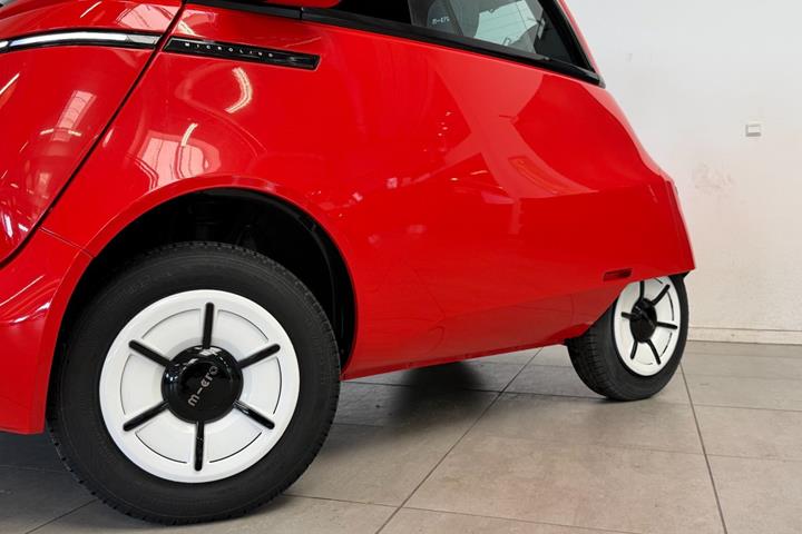 Rød Micro Microlino fra 2025 set udefra