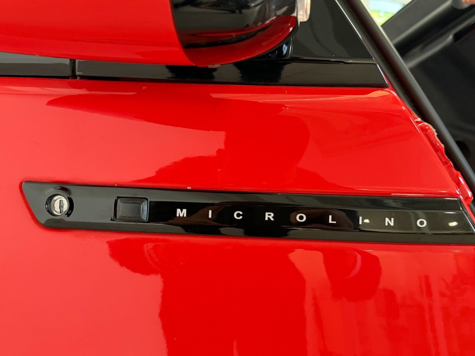 Rød Micro Microlino fra 2025 set udefra