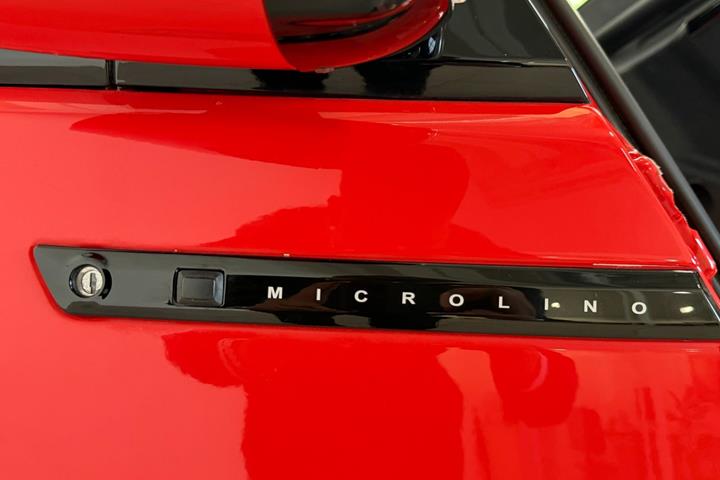 Rød Micro Microlino fra 2025 set udefra