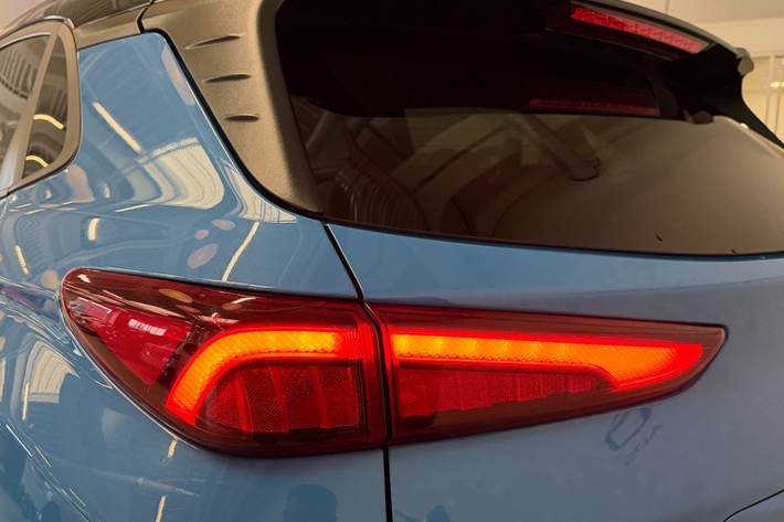 Blå Hyundai Kona fra 2021