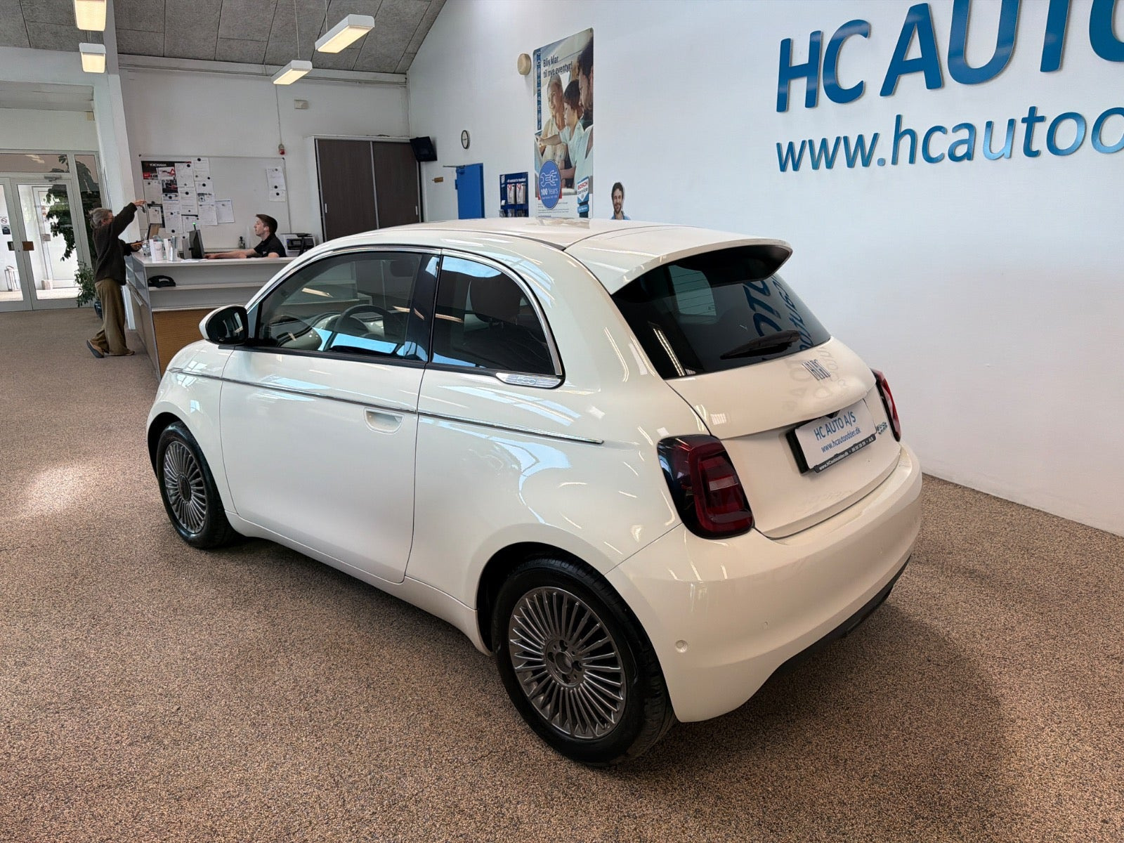 Hvid Fiat 500e fra 2024