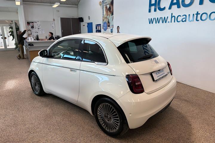 Hvid Fiat 500e fra 2024