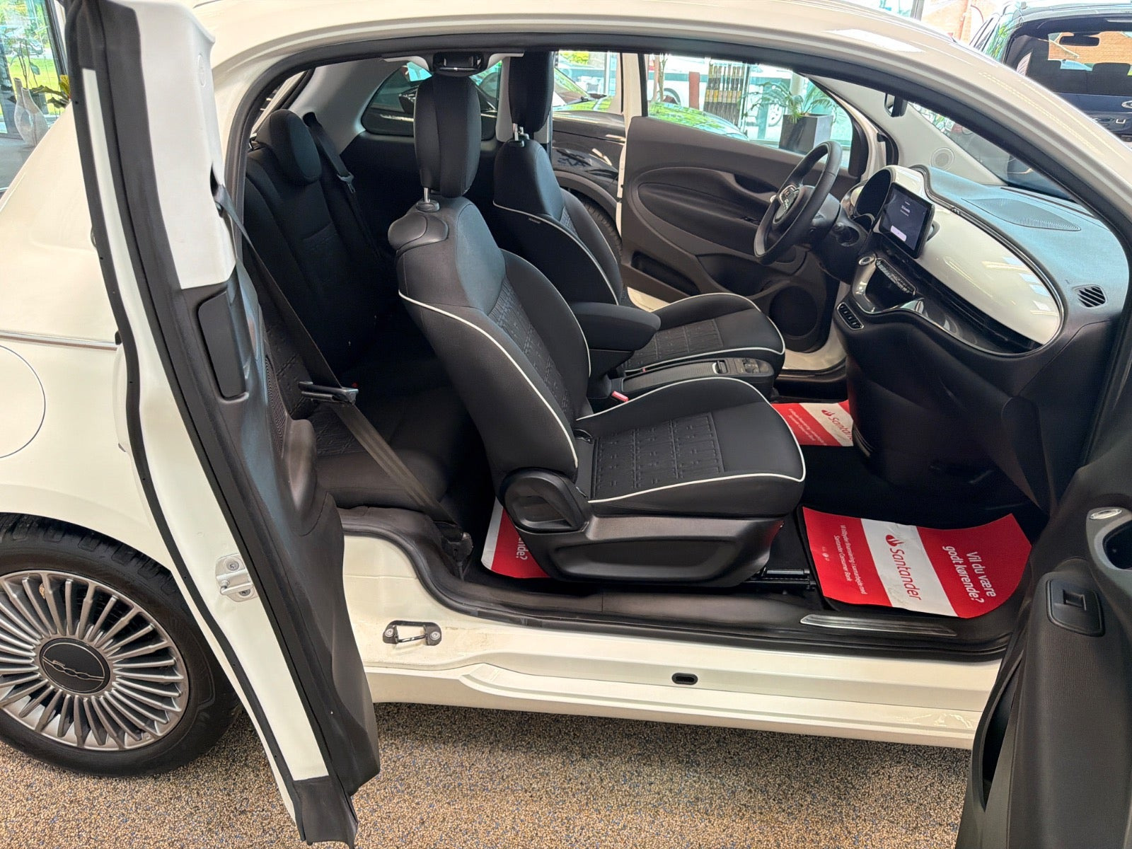 Hvid Fiat 500e fra 2024