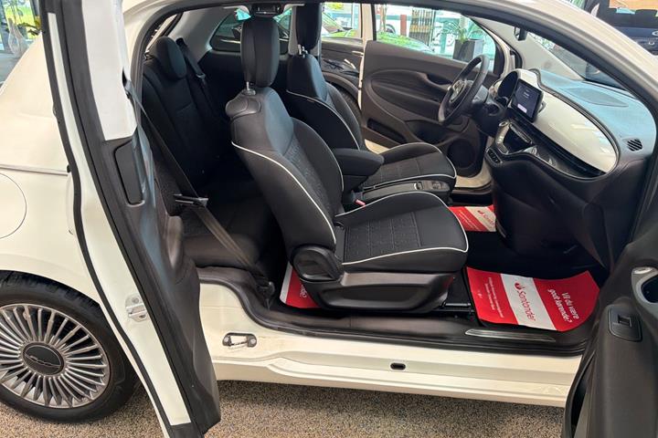 Hvid Fiat 500e fra 2024