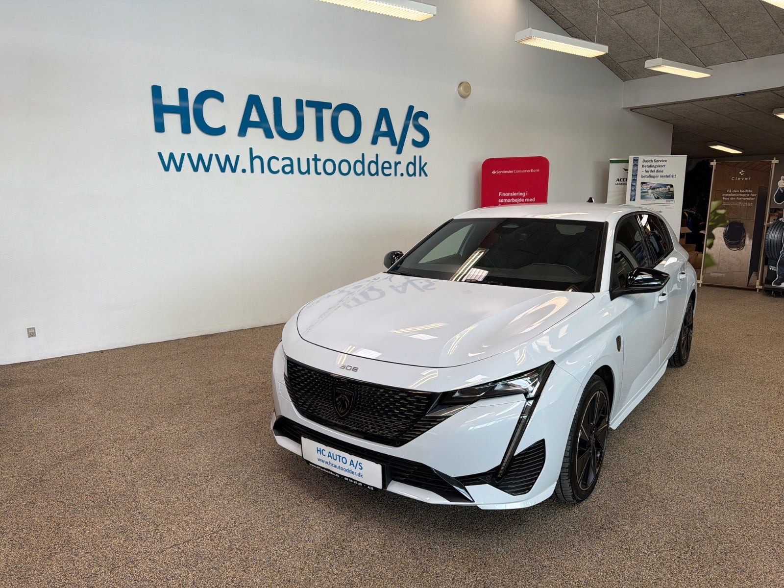 Hvid Peugeot E-308 fra 2023 set udefra