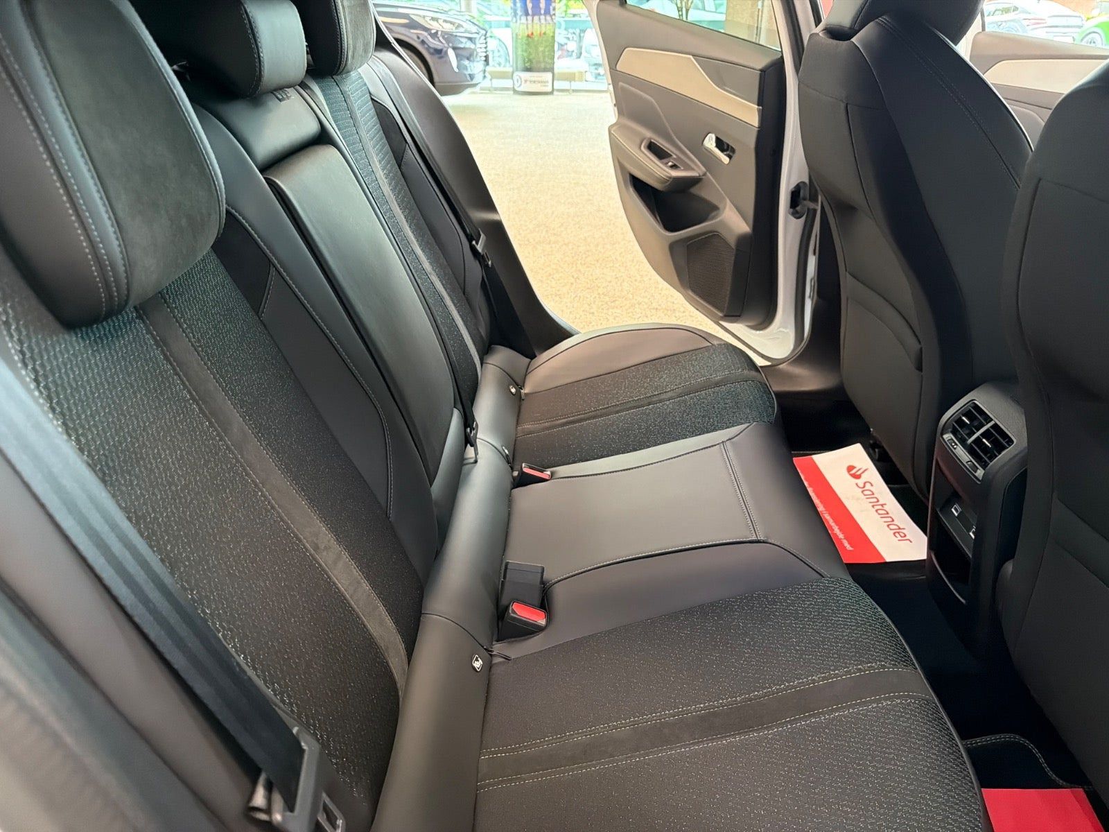 Hvid Peugeot E-308 fra 2023