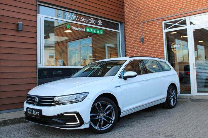 Hvid VW Passat fra 2021
