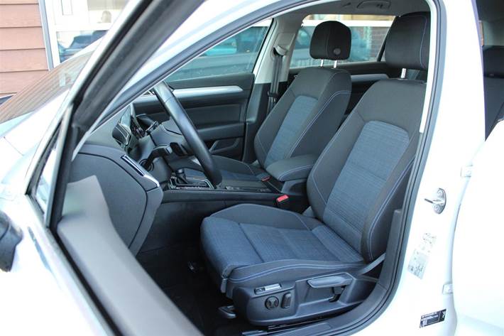 Hvid VW Passat fra 2021