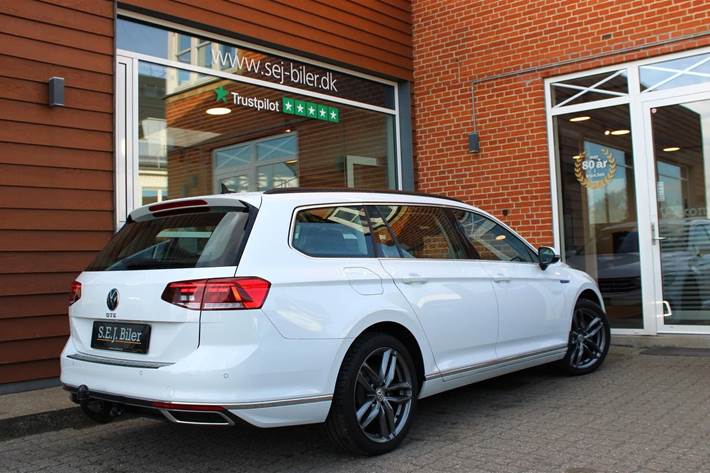 Hvid VW Passat fra 2021