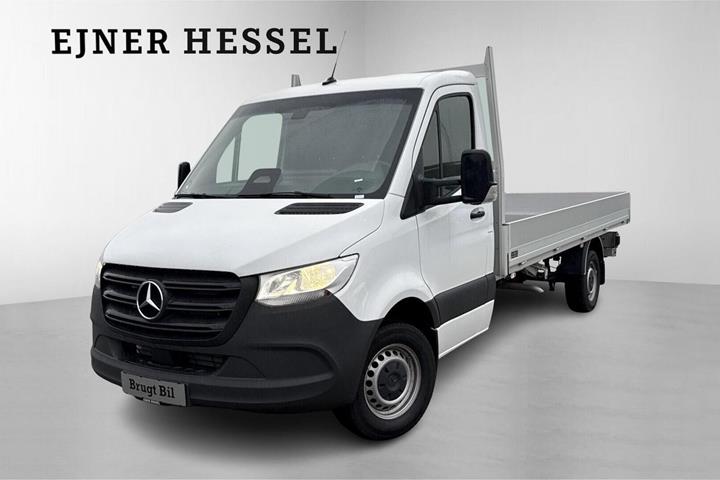 Hvid Mercedes Sprinter 317 fra 2025 set udefra