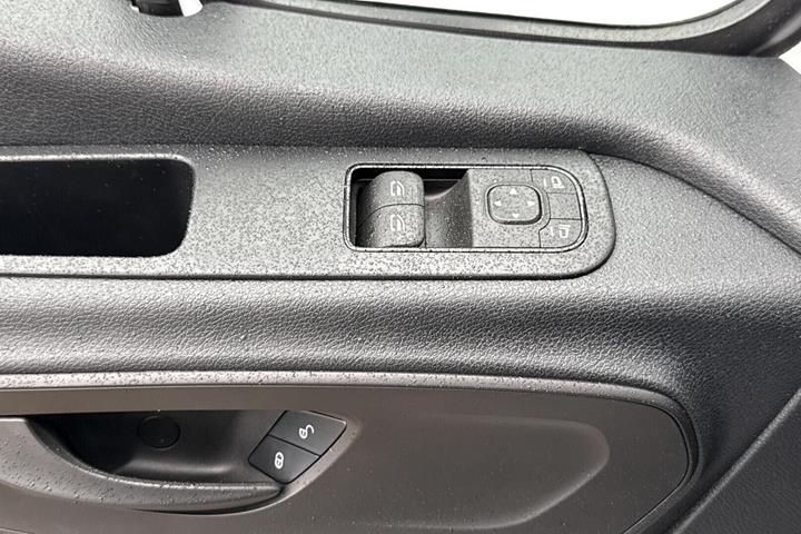 Hvid Mercedes Sprinter 317 fra 2025