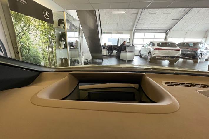Hvid Mercedes EQE350 fra 2023