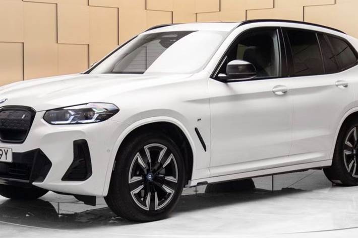 Hvid BMW iX3 fra 2023