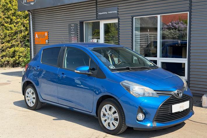 Blå Toyota Yaris fra 2015