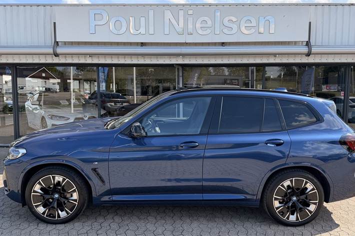 Blå BMW iX3 fra 2023