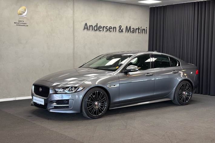 Grå Jaguar XE fra 2016