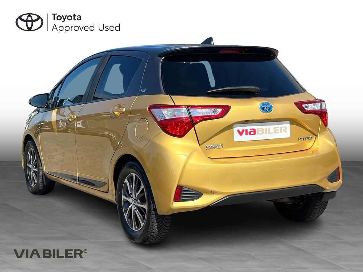 Gul Toyota Yaris fra 2020