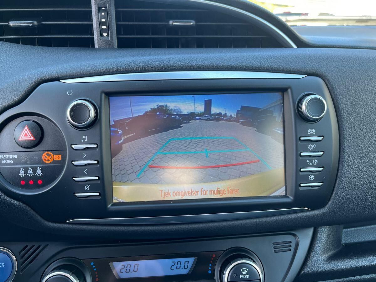 Gul Toyota Yaris fra 2020