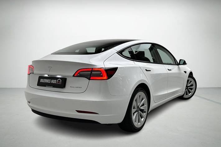 Hvid Tesla Model 3 fra 2022