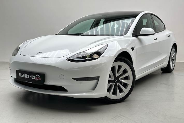 Hvid Tesla Model 3 fra 2022