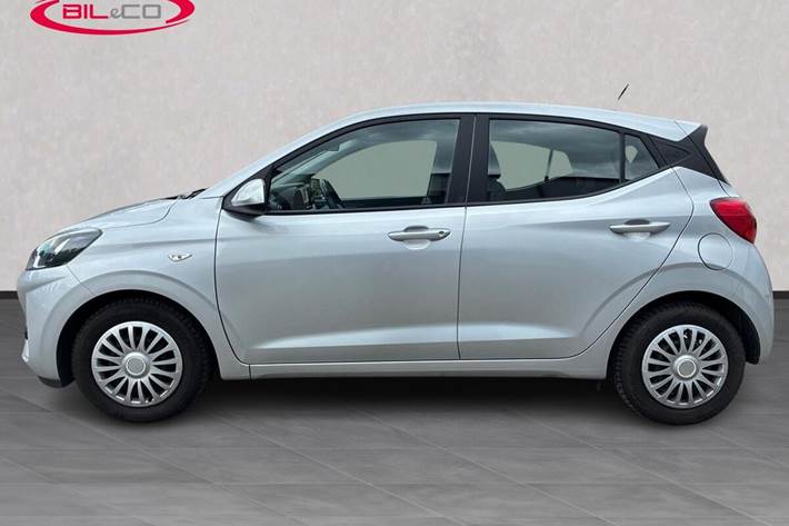 Sølv Hyundai i10 fra 2021