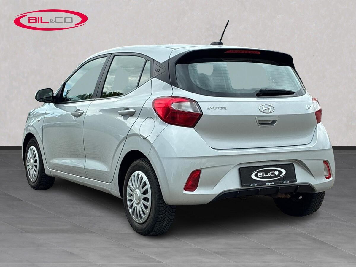 Sølv Hyundai i10 fra 2021