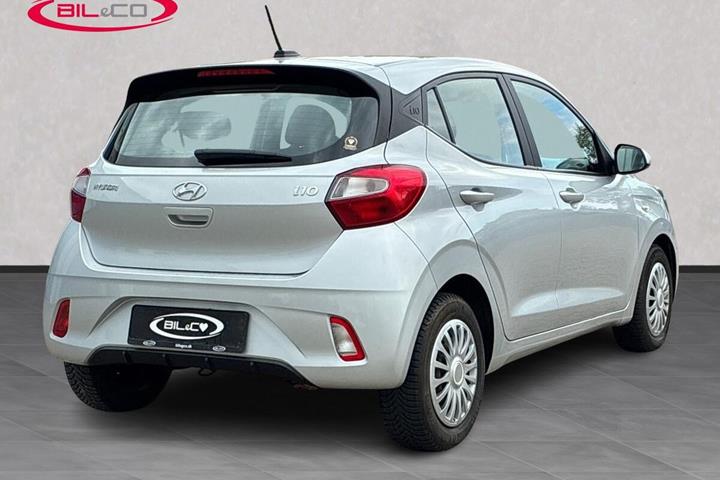Sølv Hyundai i10 fra 2021