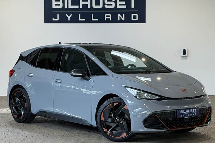 Grå Cupra Born fra 2023 set udefra