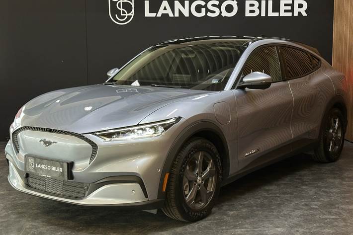 Sølv Ford Mustang Mach-E fra 2023 set udefra