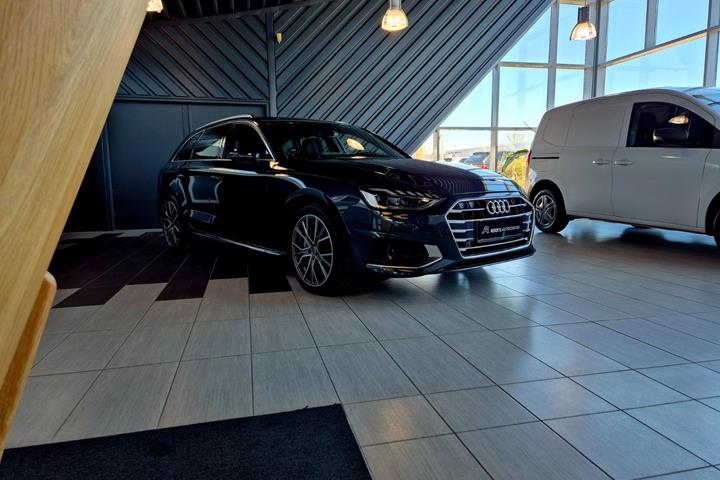 Grå Audi A4 fra 2021