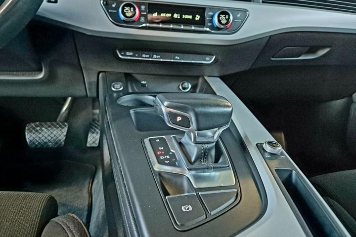 Grå Audi A4 fra 2021
