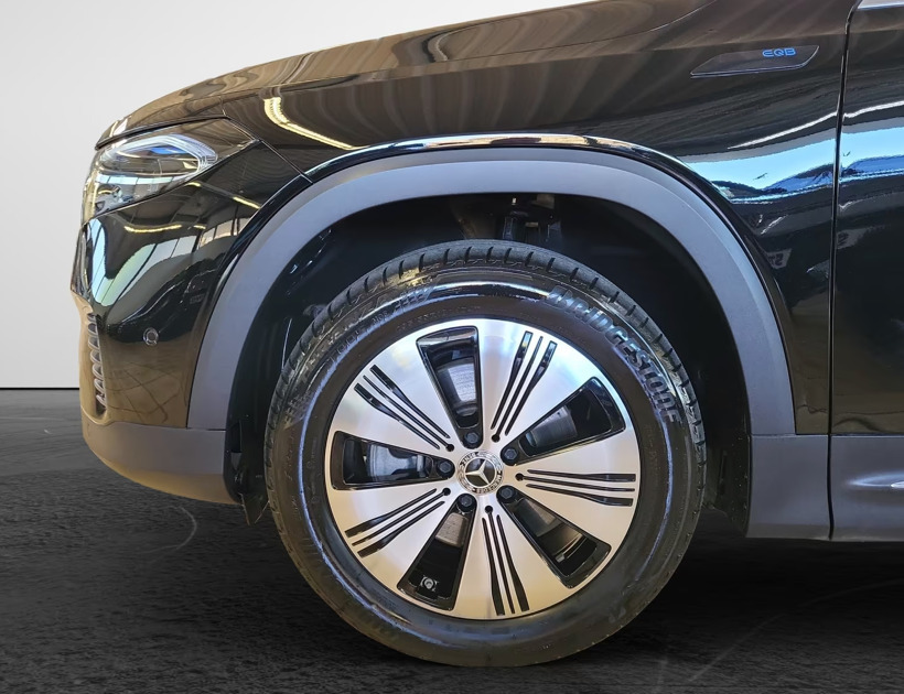 Sort Mercedes EQB250 fra 2023
