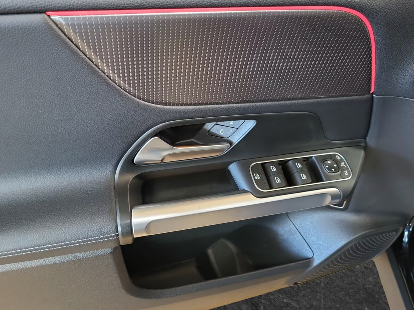 Sort Mercedes EQB250 fra 2023