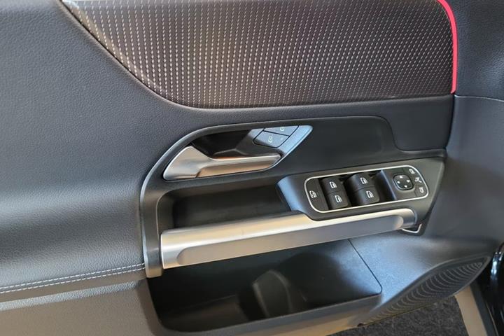 Sort Mercedes EQB250 fra 2023