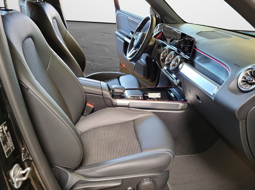 Sort Mercedes EQB250 fra 2023