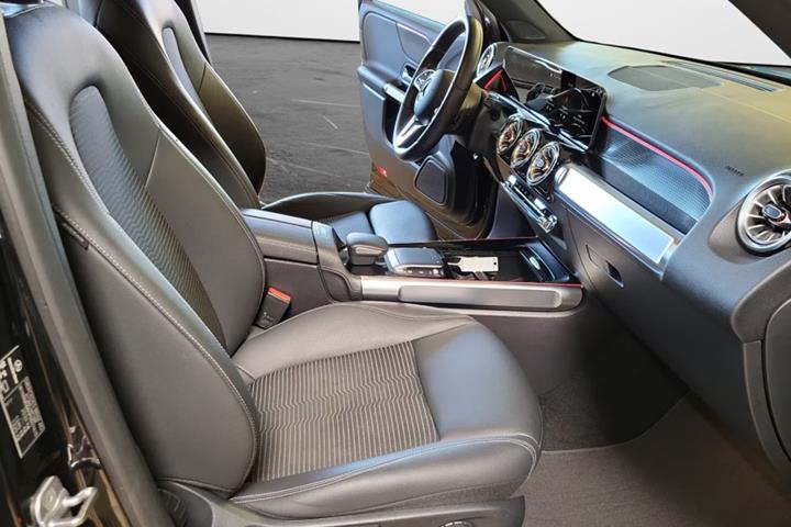 Sort Mercedes EQB250 fra 2023