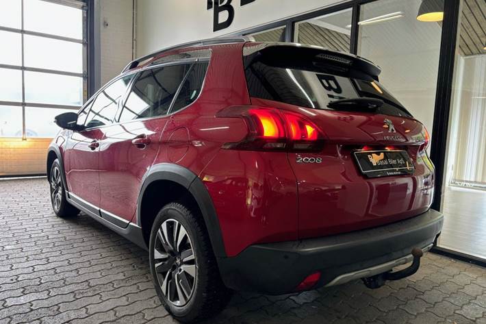 Rød Peugeot 2008 fra 2017