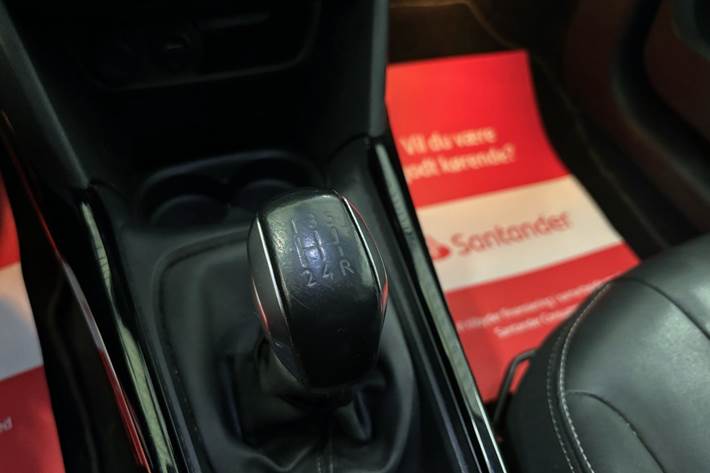 Rød Peugeot 2008 fra 2017