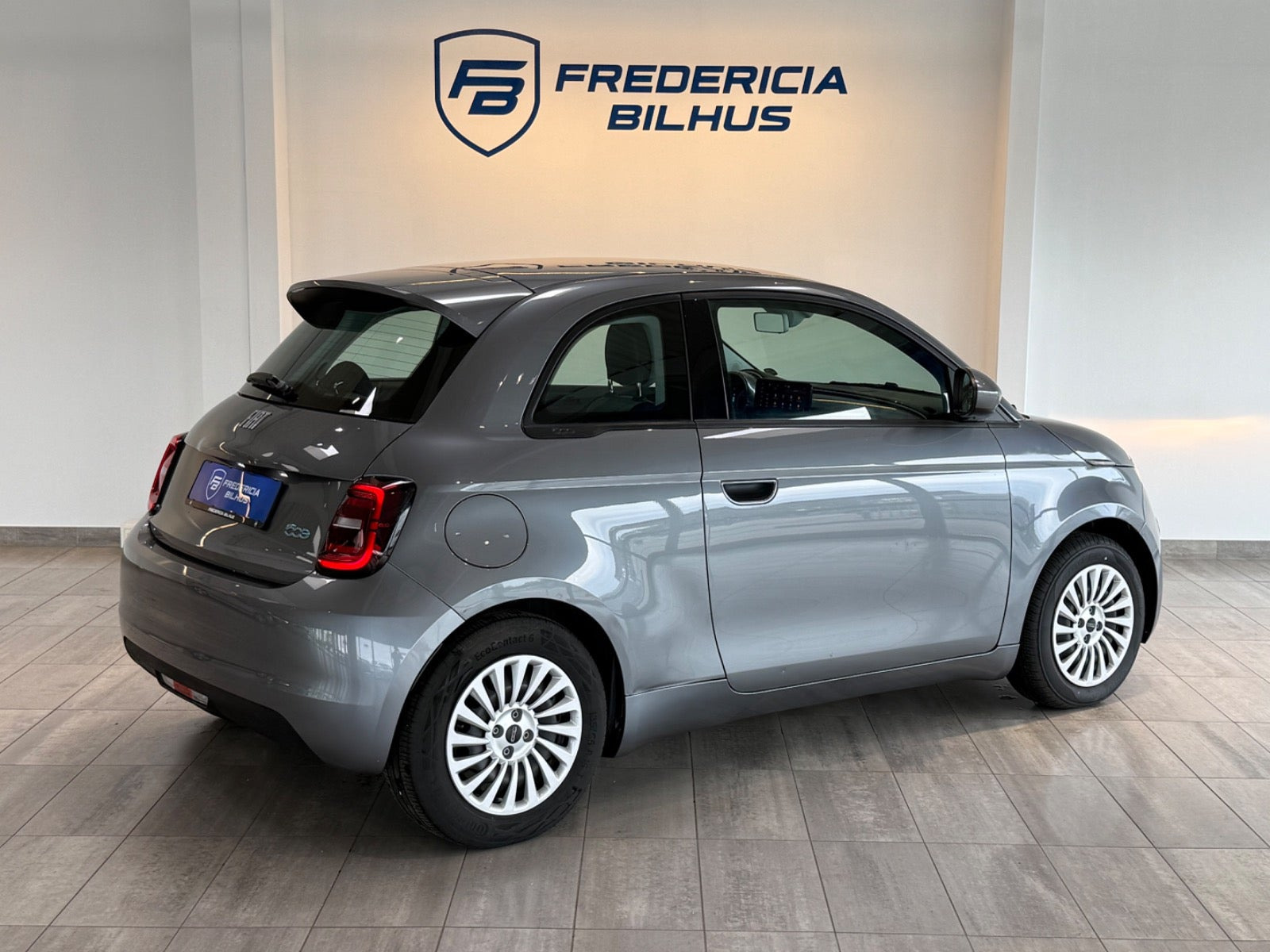 Grå Fiat 500e fra 2023