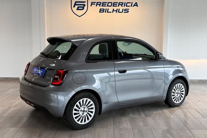 Grå Fiat 500e fra 2023