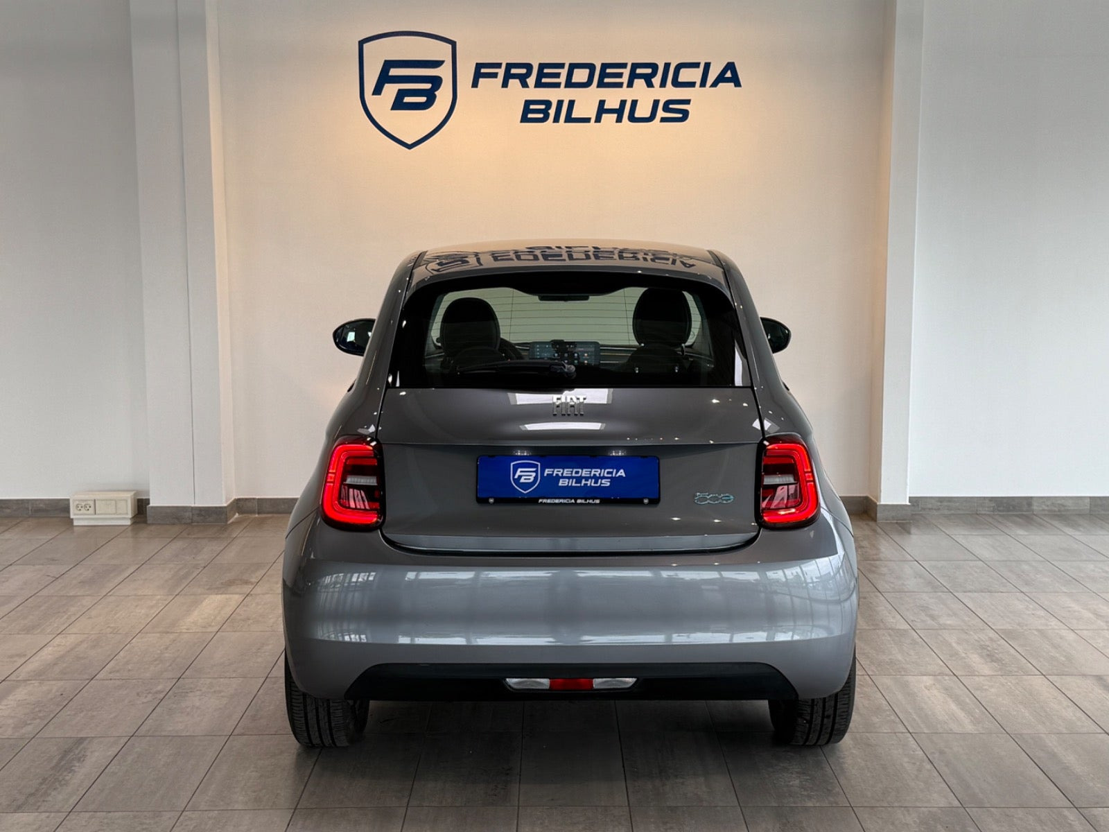 Grå Fiat 500e fra 2023