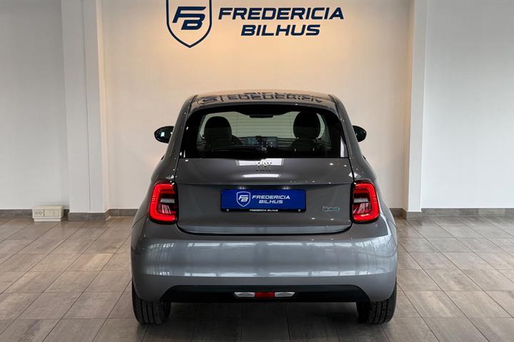 Grå Fiat 500e fra 2023