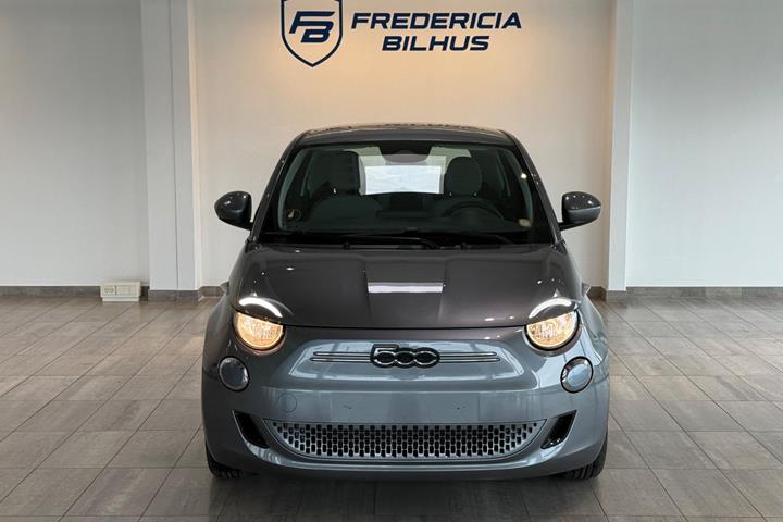Grå Fiat 500e fra 2023
