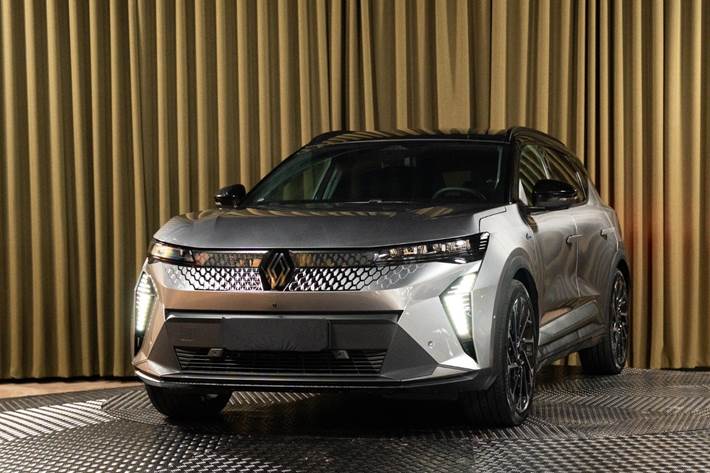 Grå Renault Scenic E-Tech fra 2024