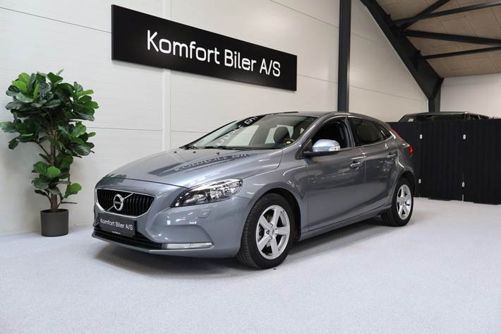 Grå Volvo V40 fra 2018